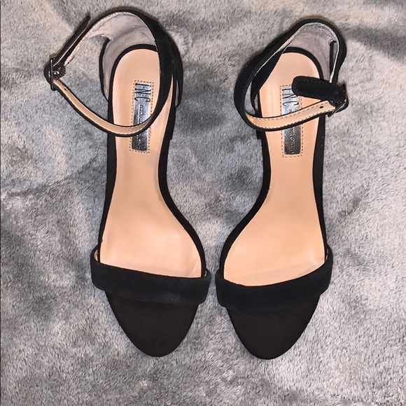 Black heels - Picture 2 of 2